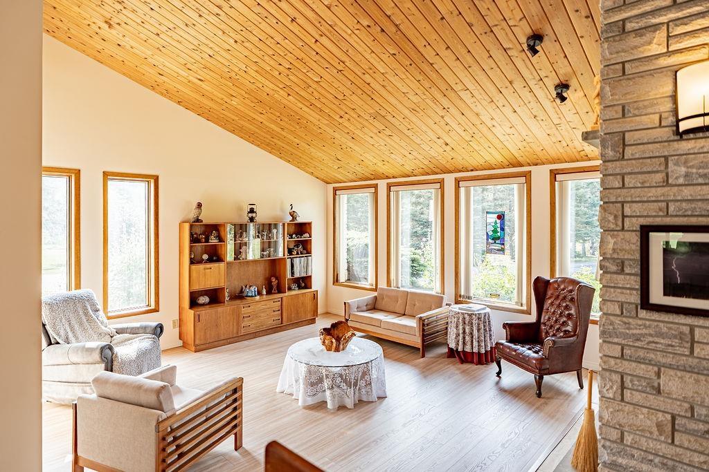 4600 Mapleward Rd., Thunder Bay, ON - Indoor Photo Showing Living Room With Fireplace