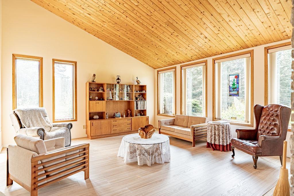 4600 Mapleward Rd., Thunder Bay, ON - Indoor Photo Showing Living Room