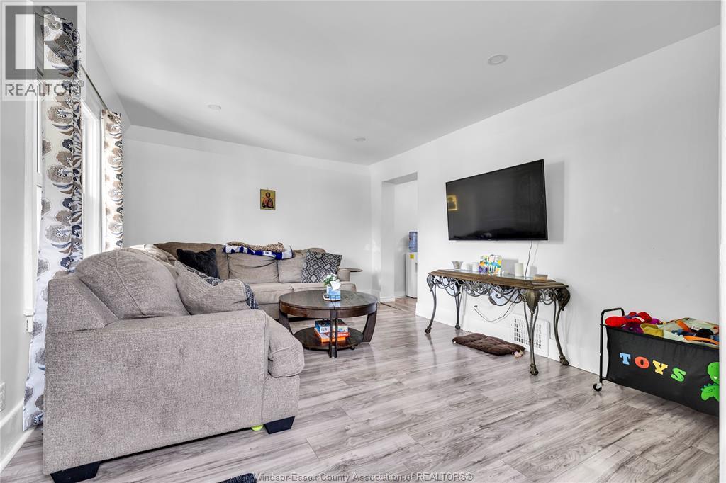 1451 Henry Ford Centre Drive, Windsor, ON - Indoor Photo Showing Living Room