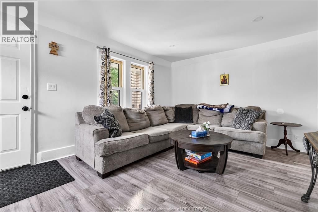 1451 Henry Ford Centre Drive, Windsor, ON - Indoor Photo Showing Living Room