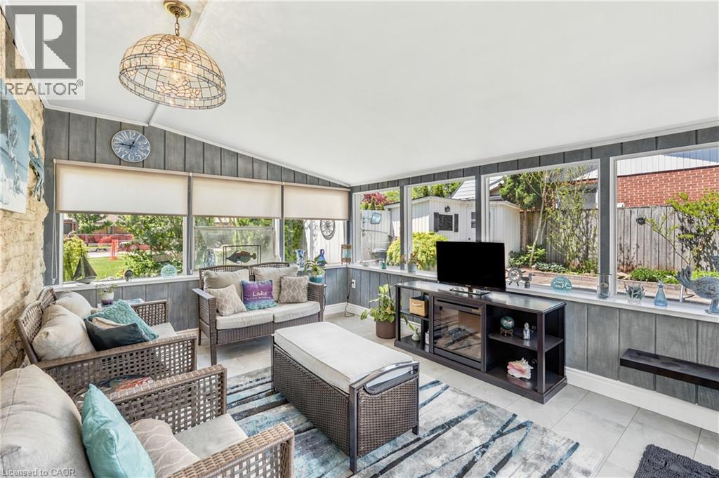 937 Park Avenue W, Burlington, ON - Photo Showing Living Room