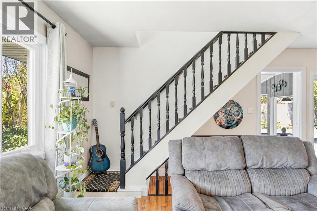937 Park Avenue W, Burlington, ON - Indoor Photo Showing Living Room