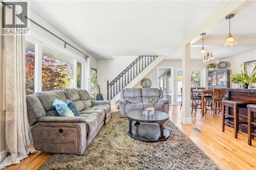937 Park Avenue W, Burlington, ON - Indoor Photo Showing Living Room