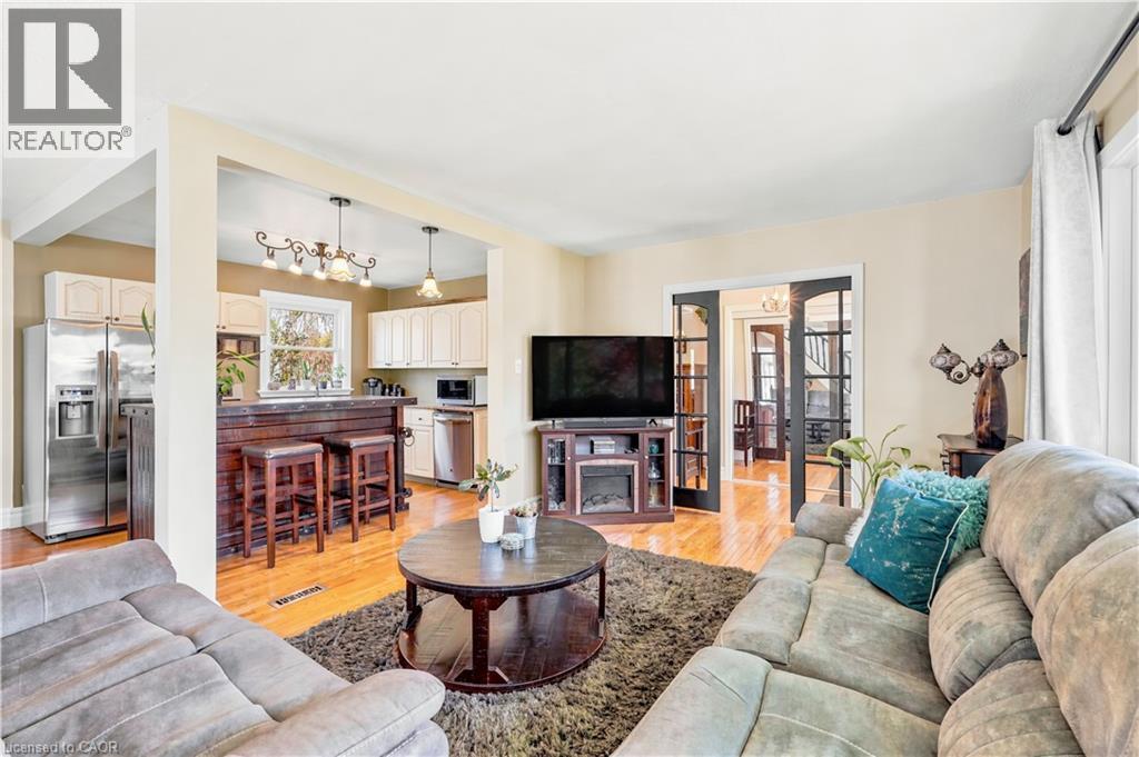 937 Park Avenue W, Burlington, ON - Indoor Photo Showing Living Room