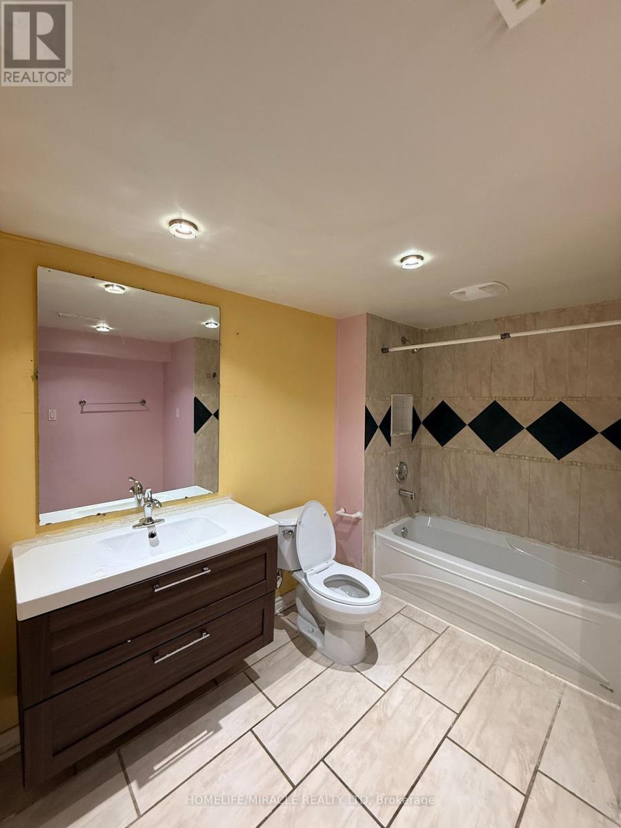 102 Misty Hills Trail, Toronto, ON - Indoor Photo Showing Bathroom