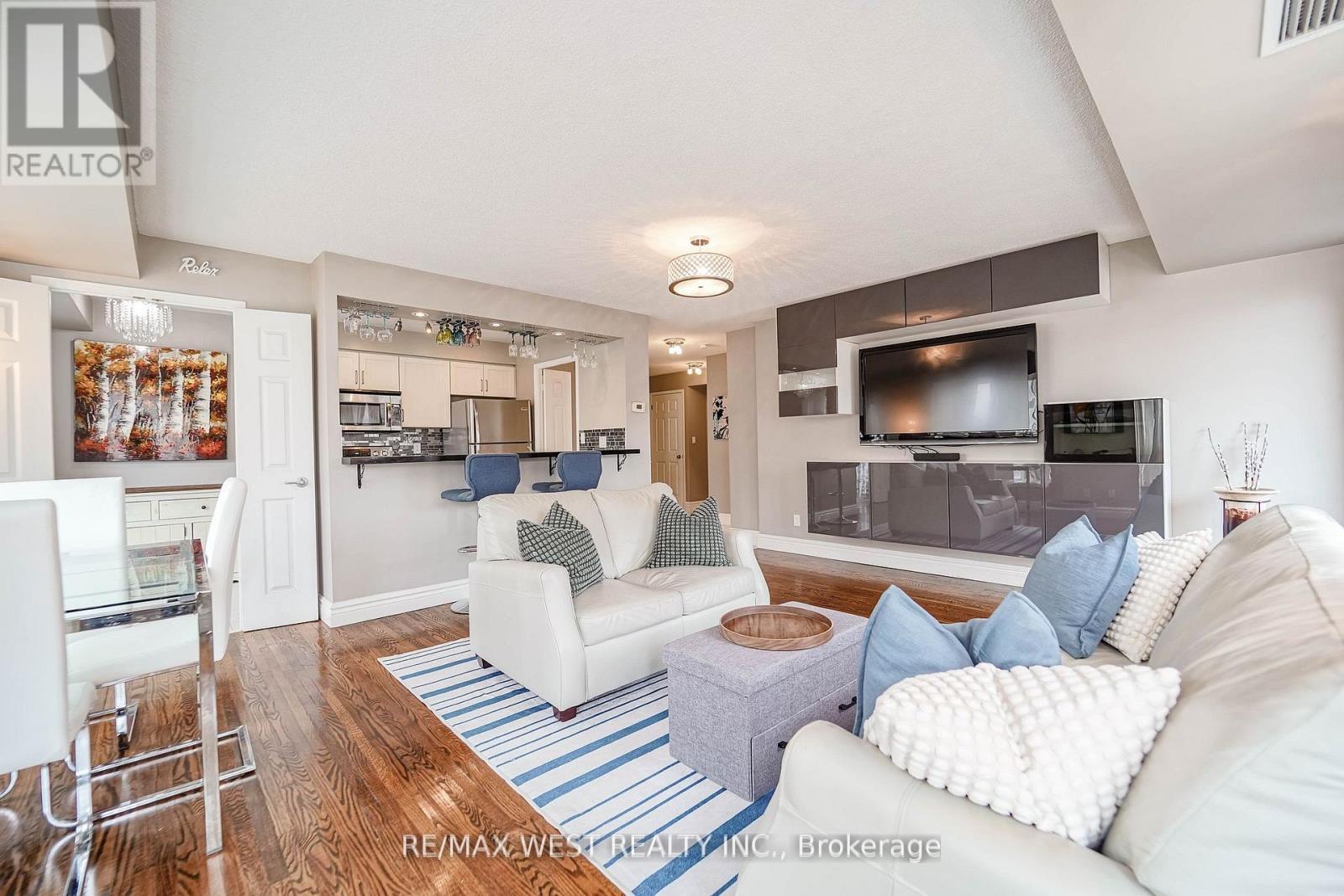 309 - 190 Manitoba Street, Toronto, ON - Indoor Photo Showing Living Room