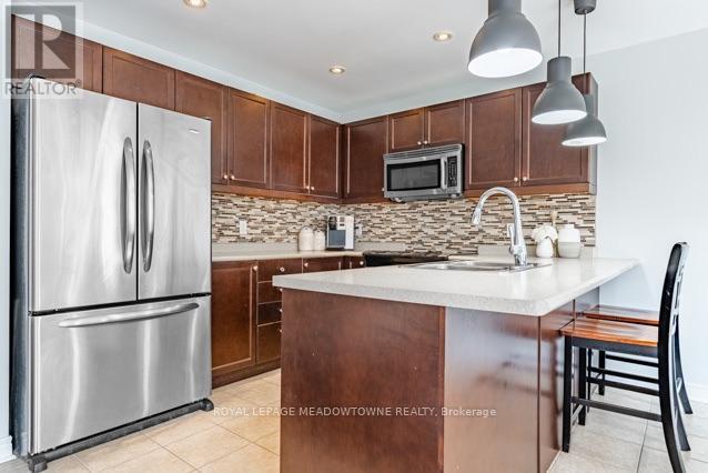 150 Mccready Drive, Milton, ON - Indoor Photo Showing Kitchen With Stainless Steel Kitchen With Upgraded Kitchen