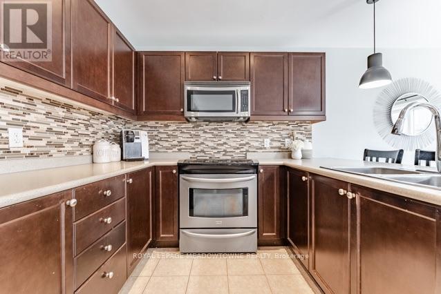 150 Mccready Drive, Milton, ON - Indoor Photo Showing Kitchen With Double Sink