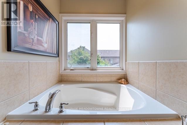 150 Mccready Drive, Milton, ON - Indoor Photo Showing Bathroom