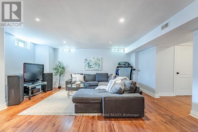 150 Mccready Drive, Milton, ON - Indoor Photo Showing Living Room