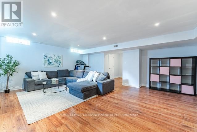 150 Mccready Drive, Milton, ON - Indoor Photo Showing Living Room