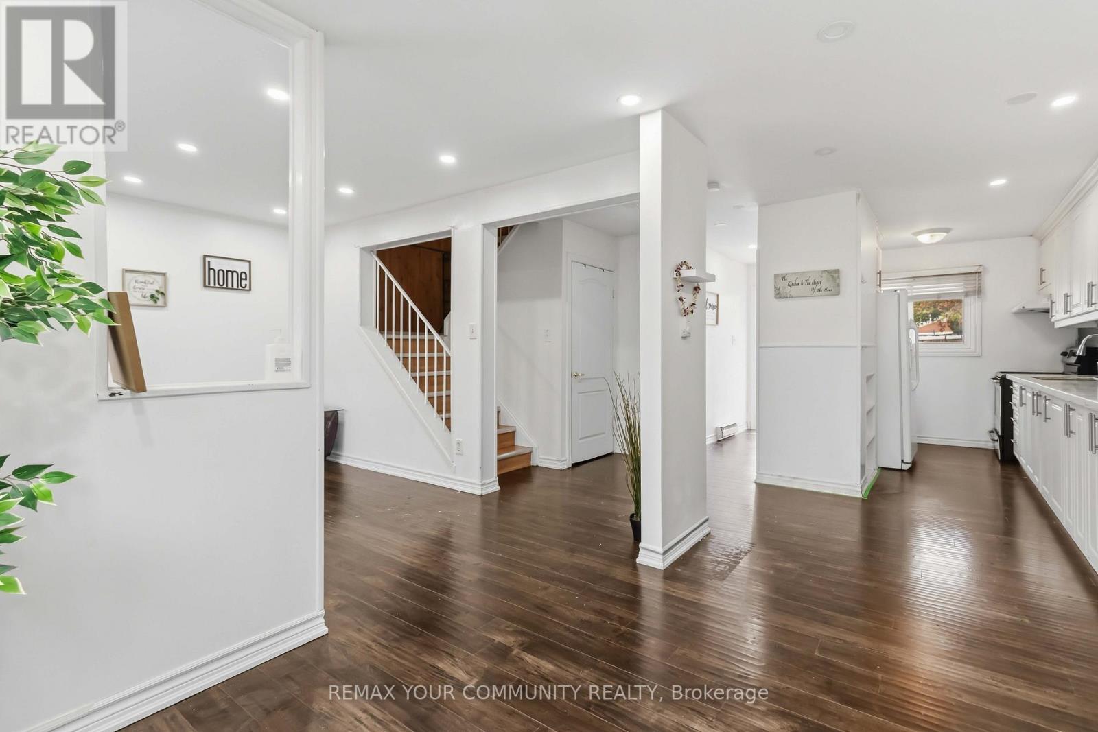 11 Grantbrook Court, Brampton, ON - Indoor