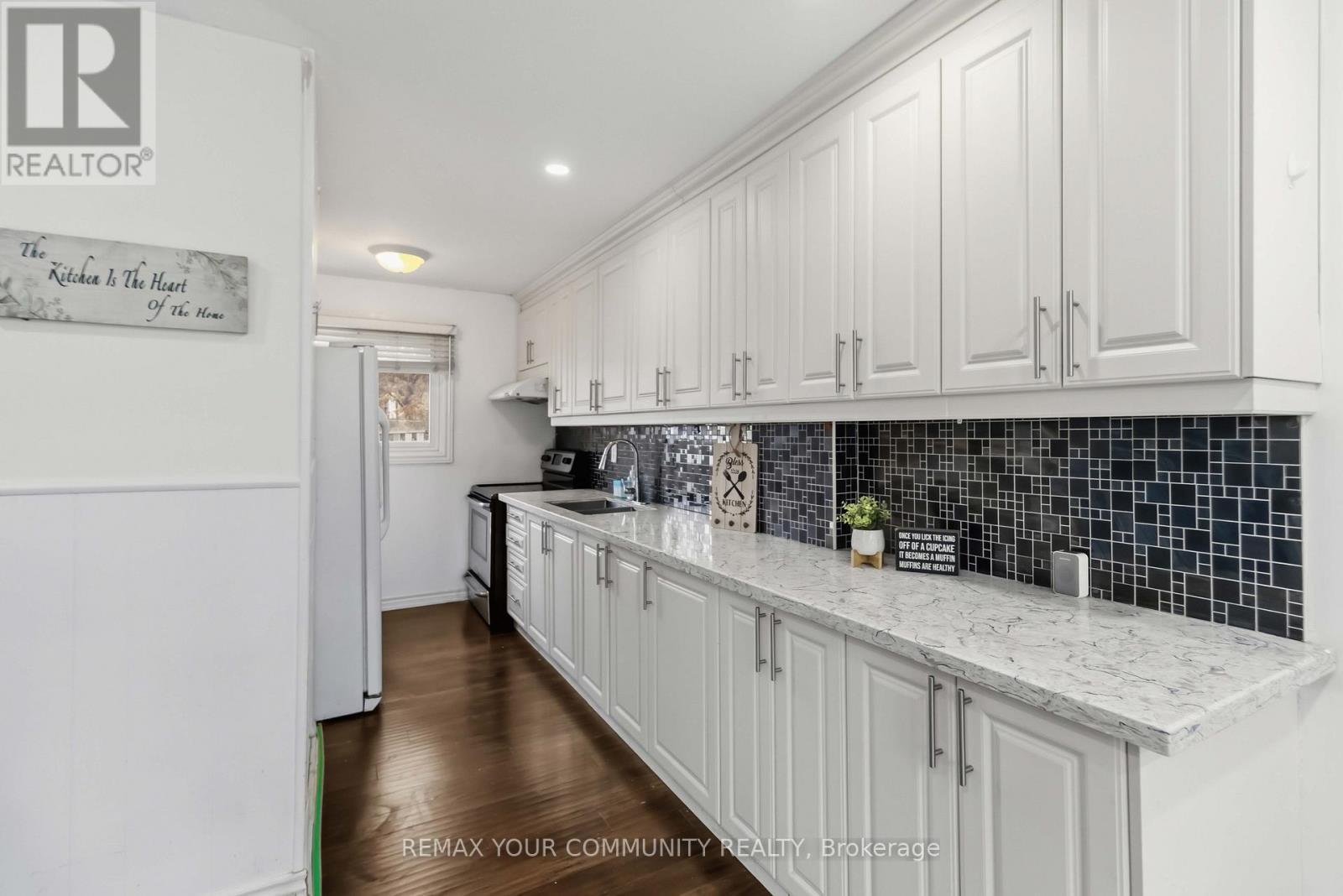11 Grantbrook Court, Brampton, ON - Indoor Photo Showing Kitchen