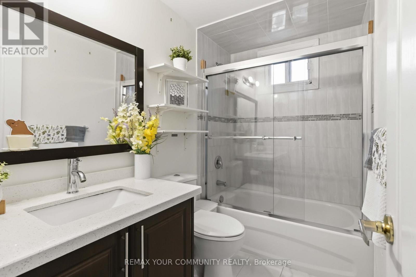 11 Grantbrook Court, Brampton, ON - Indoor Photo Showing Bathroom