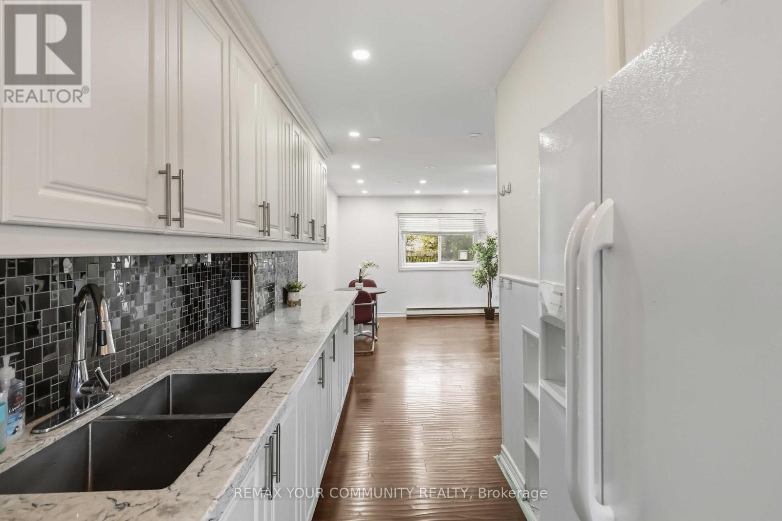 11 Grantbrook Court, Brampton, ON - Indoor Photo Showing Kitchen With Double Sink With Upgraded Kitchen