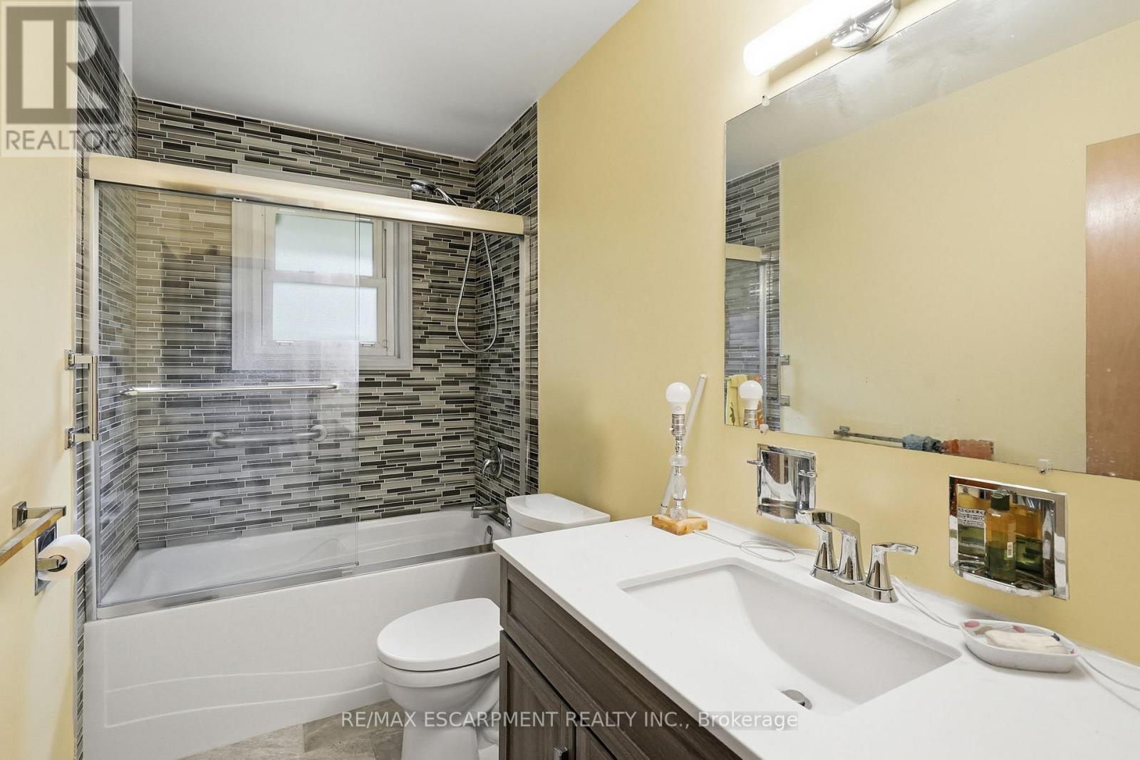 44 Mcdonald Court, Hamilton, ON - Indoor Photo Showing Bathroom