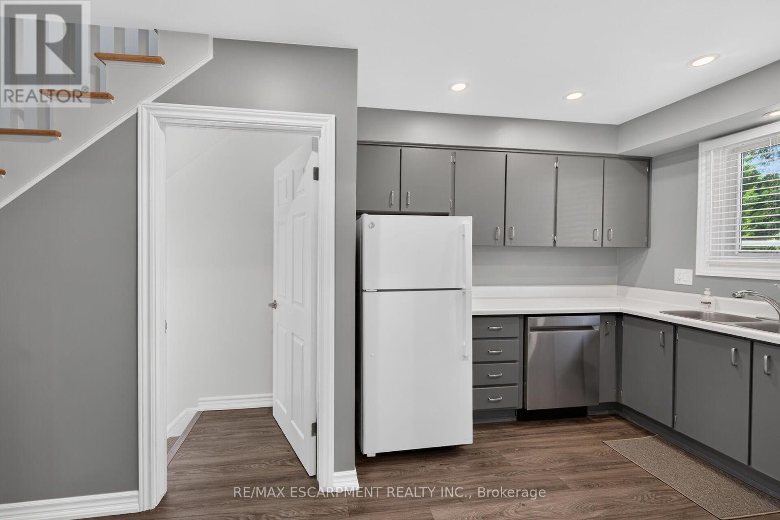 2 - 199 York Road, Hamilton, ON - Indoor Photo Showing Kitchen