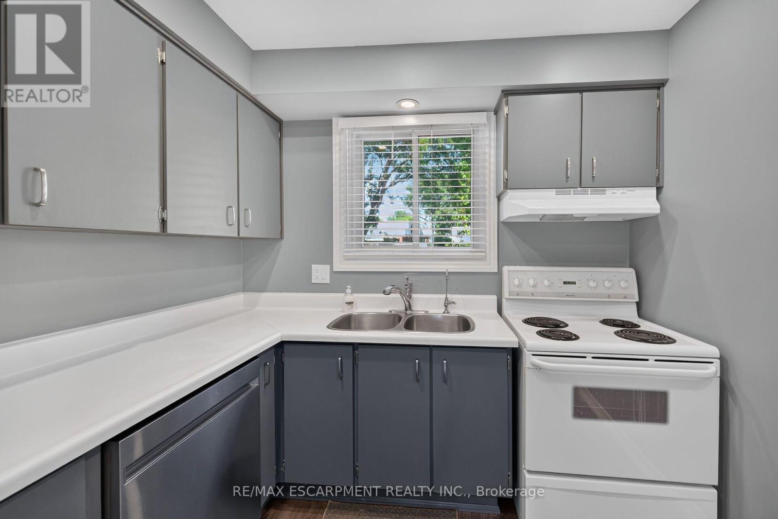 2 - 199 York Road, Hamilton, ON - Indoor Photo Showing Kitchen With Double Sink