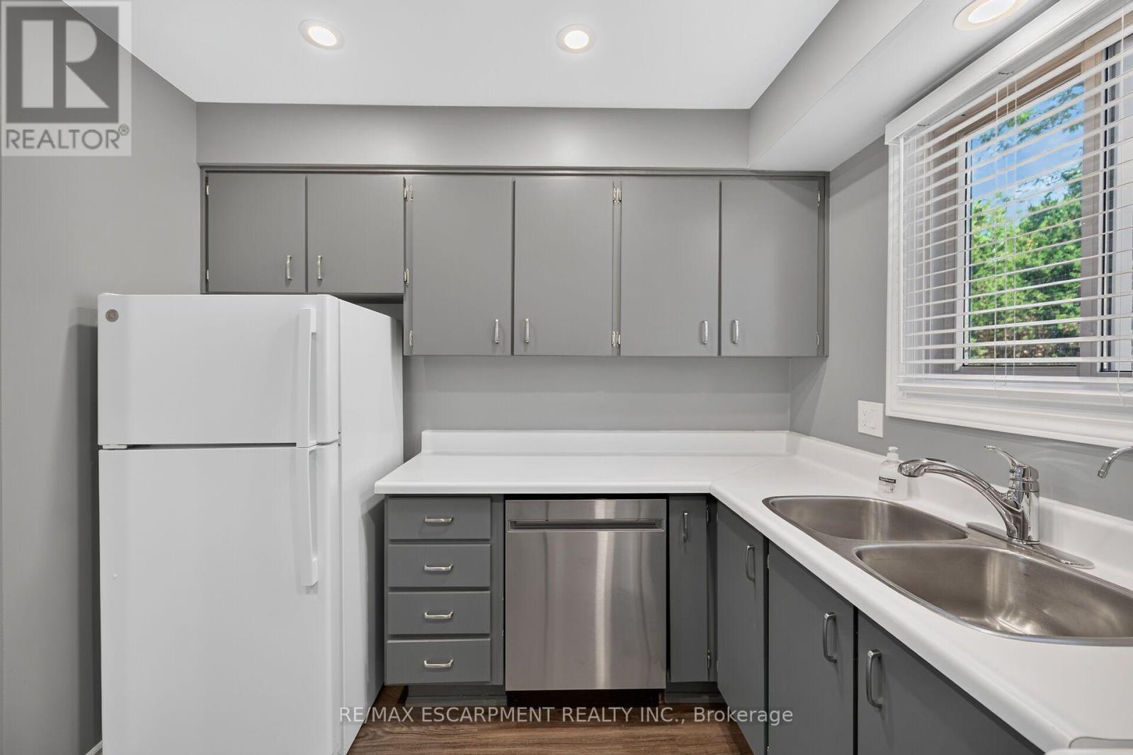 2 - 199 York Road, Hamilton, ON - Indoor Photo Showing Kitchen With Double Sink