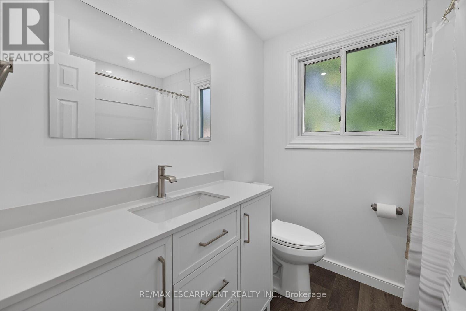 2 - 199 York Road, Hamilton, ON - Indoor Photo Showing Bathroom