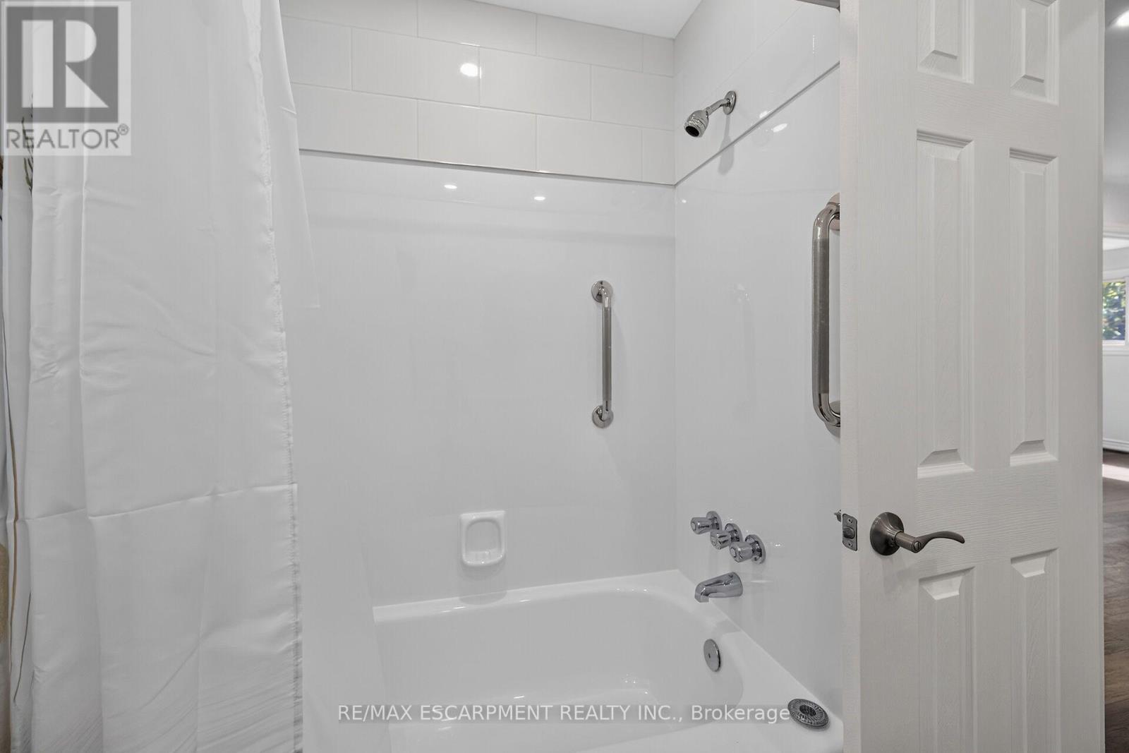 2 - 199 York Road, Hamilton, ON - Indoor Photo Showing Bathroom