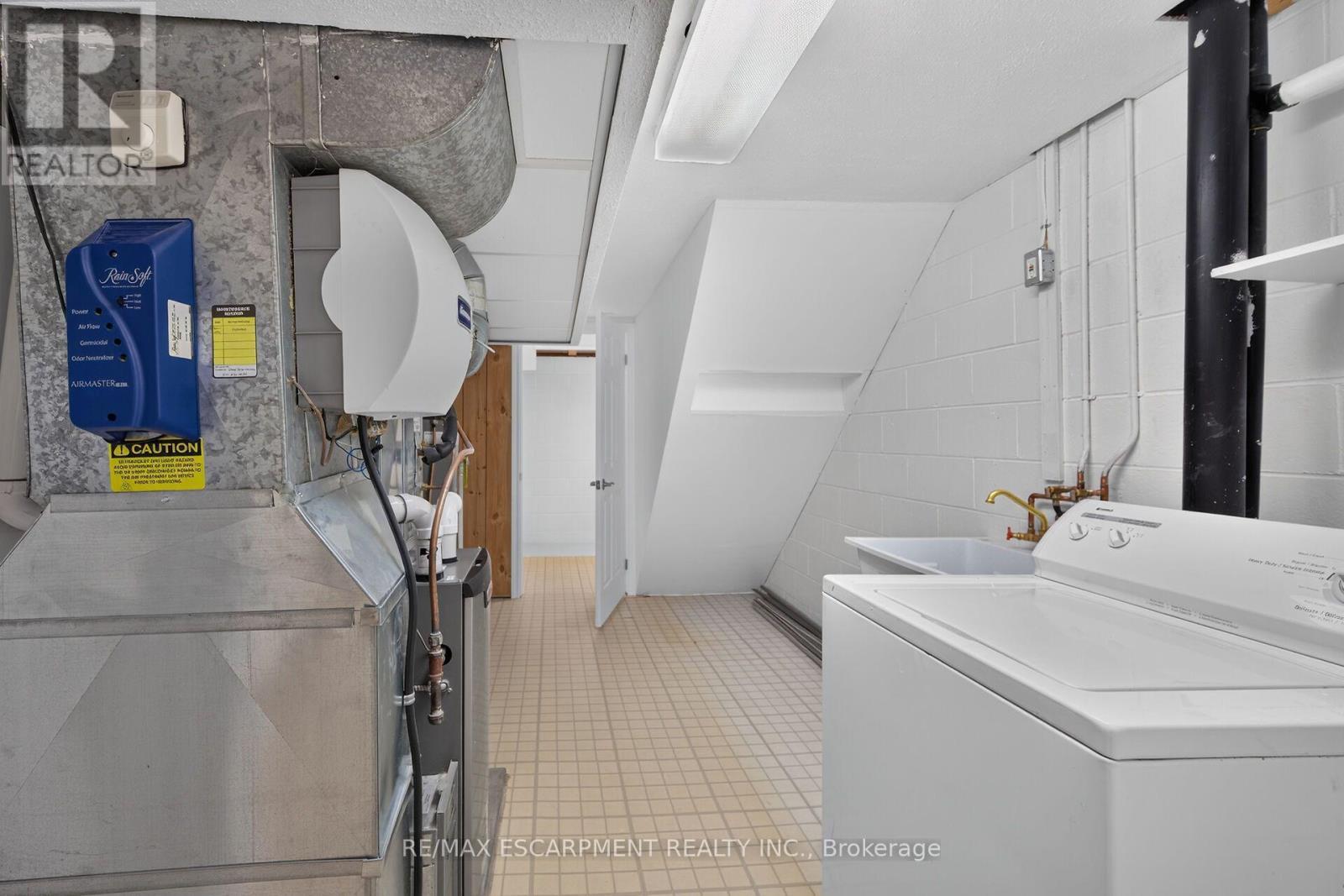 2 - 199 York Road, Hamilton, ON - Indoor Photo Showing Laundry Room