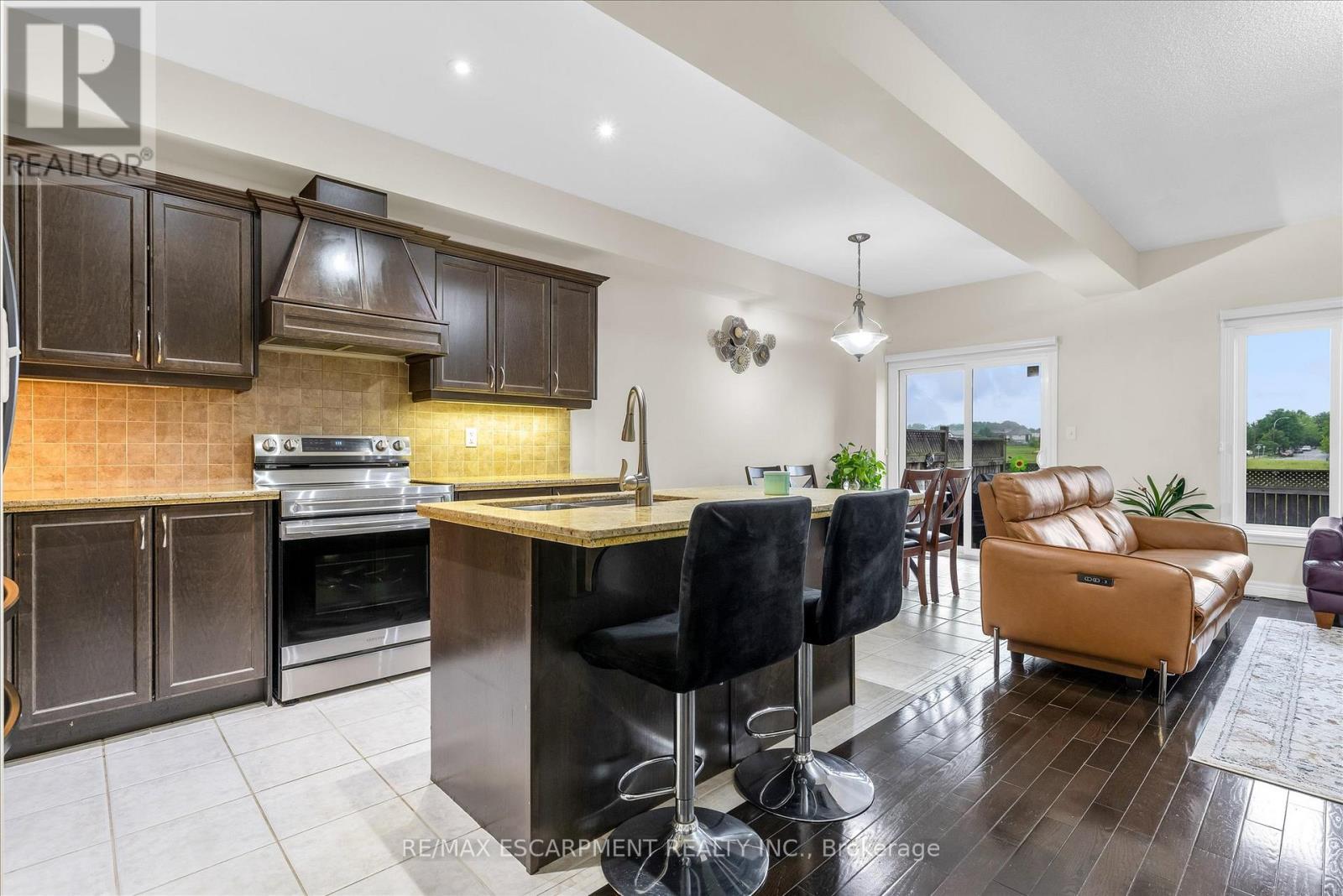 13 - 370 Stonehenge Drive, Hamilton, ON - Indoor