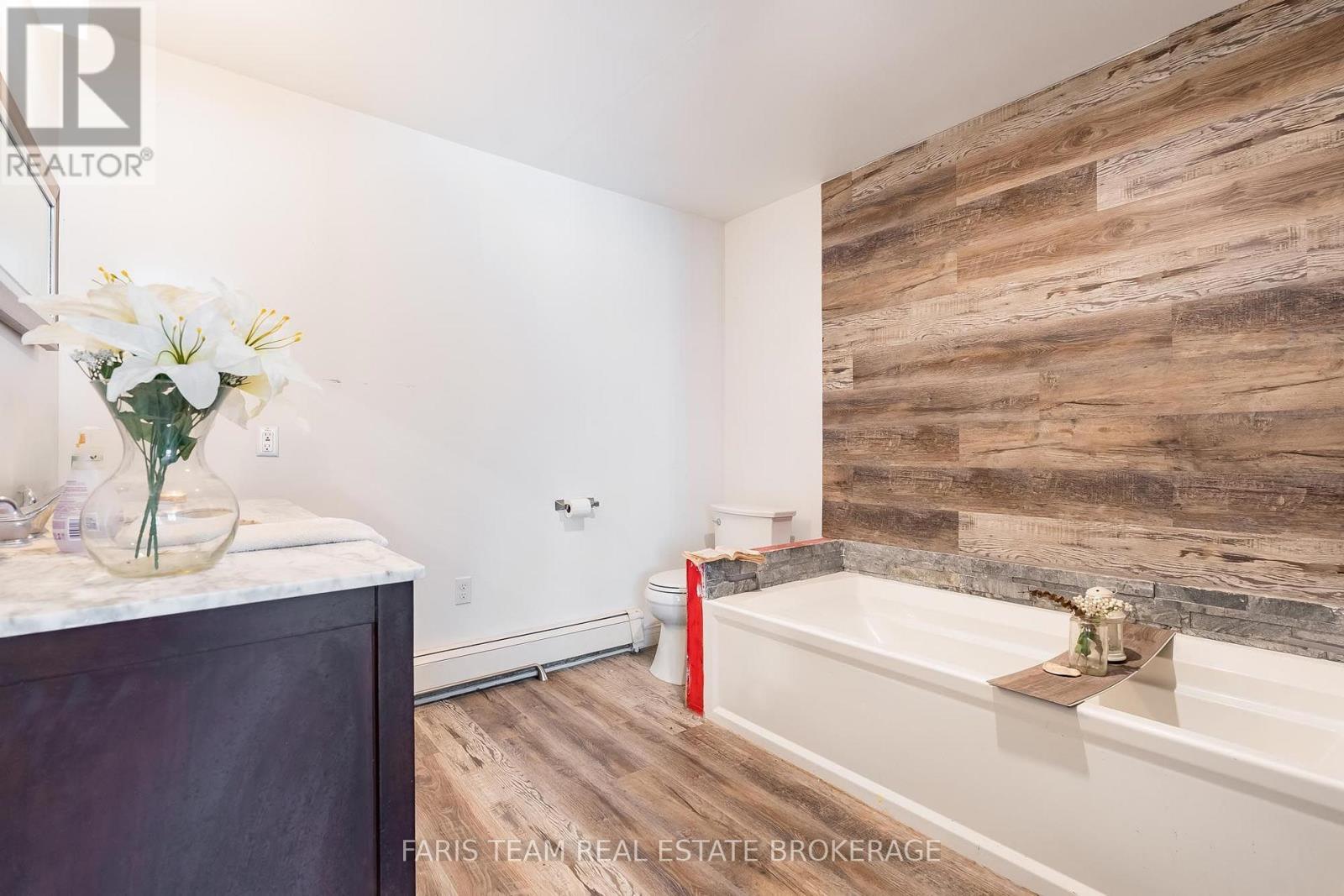 1008 Rainbow Valley Road W, Springwater, ON - Indoor Photo Showing Bathroom
