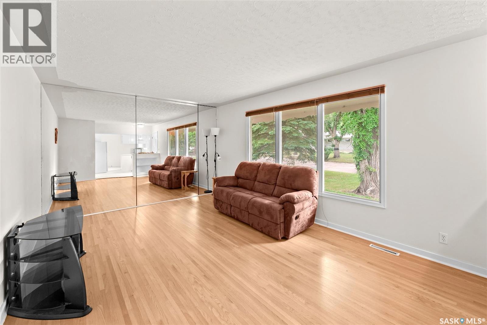 96 Marsh Crescent, Regina, SK - Indoor Photo Showing Living Room