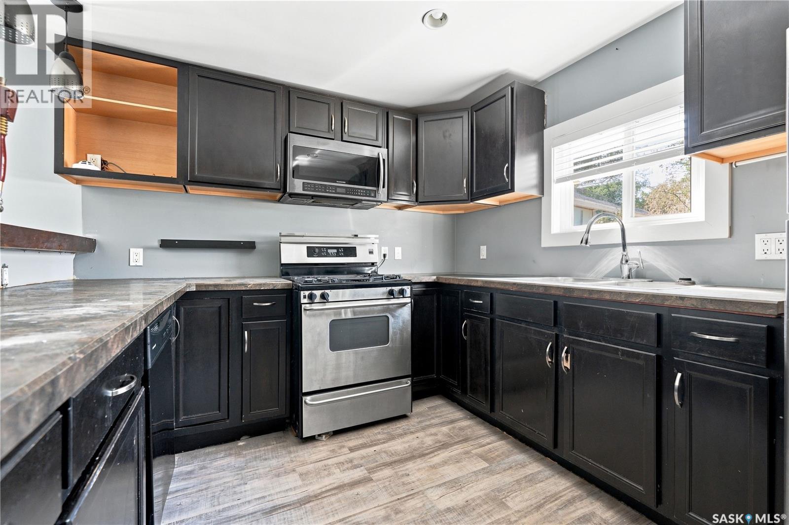215 26Th Street W, Saskatoon, SK - Indoor Photo Showing Kitchen