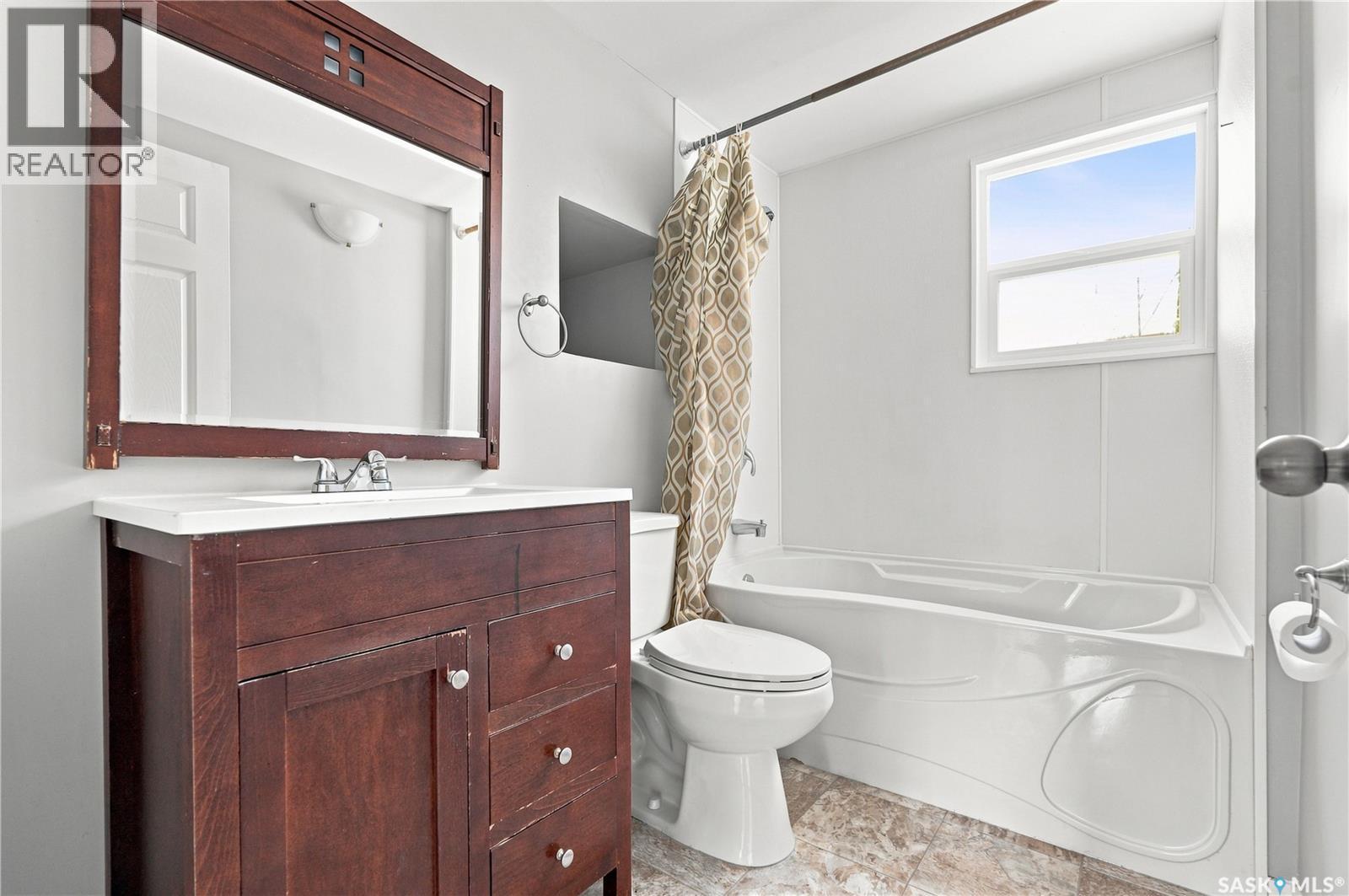 215 26Th Street W, Saskatoon, SK - Indoor Photo Showing Bathroom