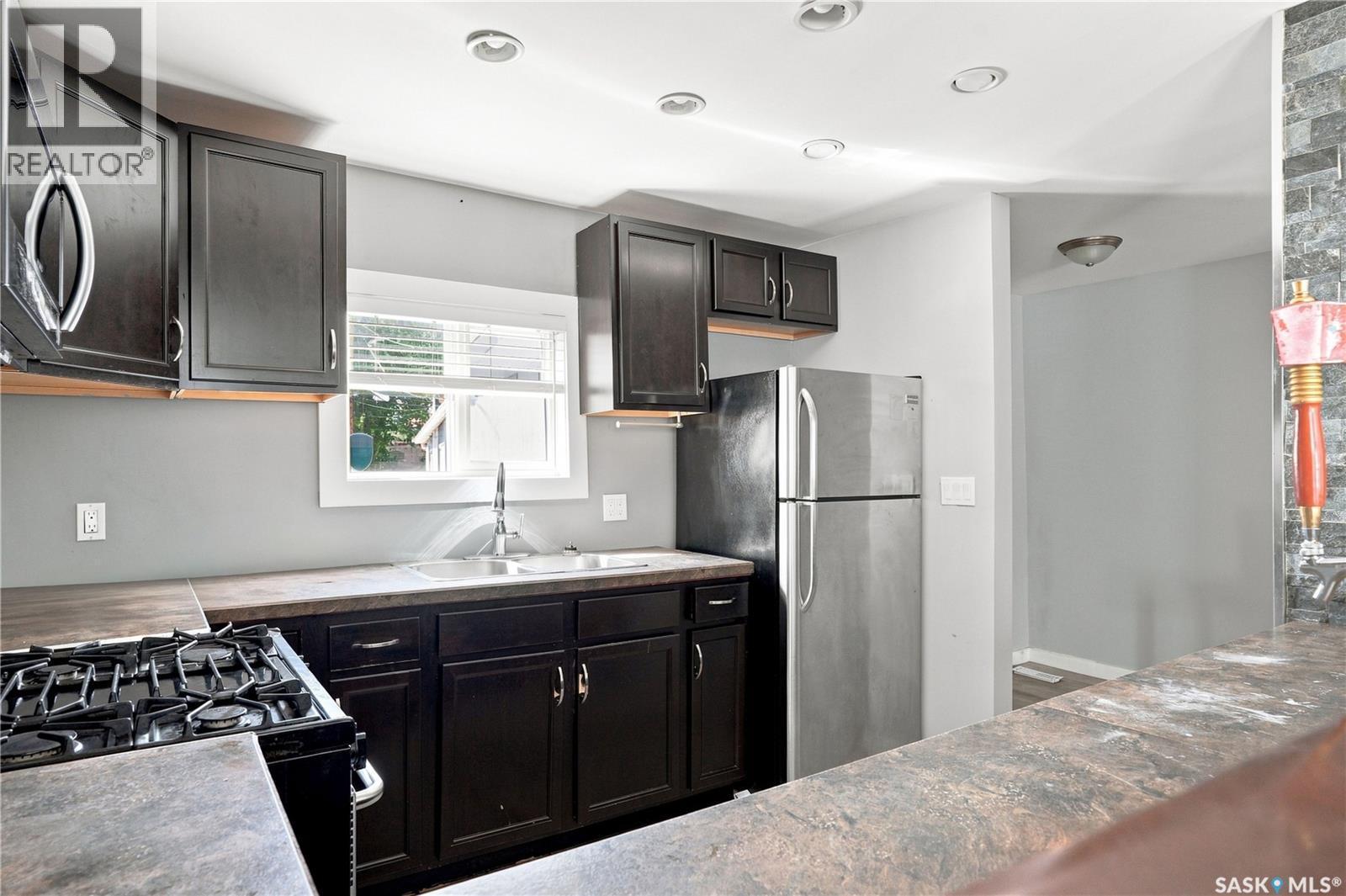 215 26Th Street W, Saskatoon, SK - Indoor Photo Showing Kitchen