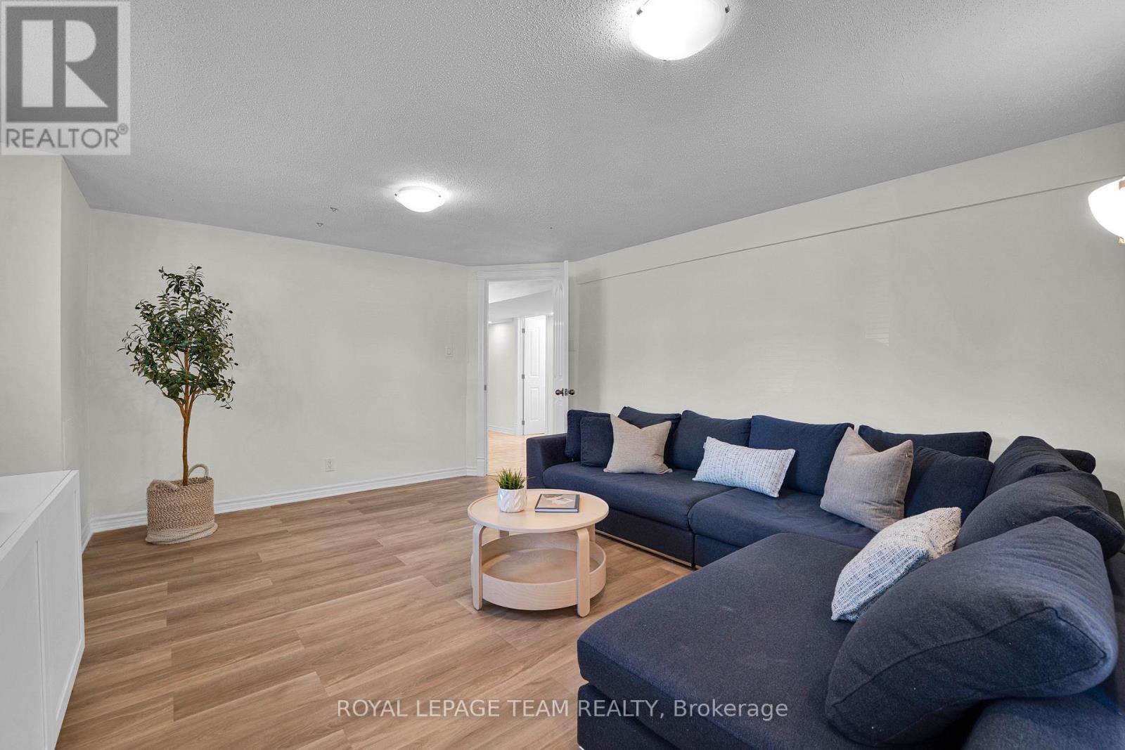 2584 Stagecoach Road, Ottawa, ON - Indoor Photo Showing Living Room