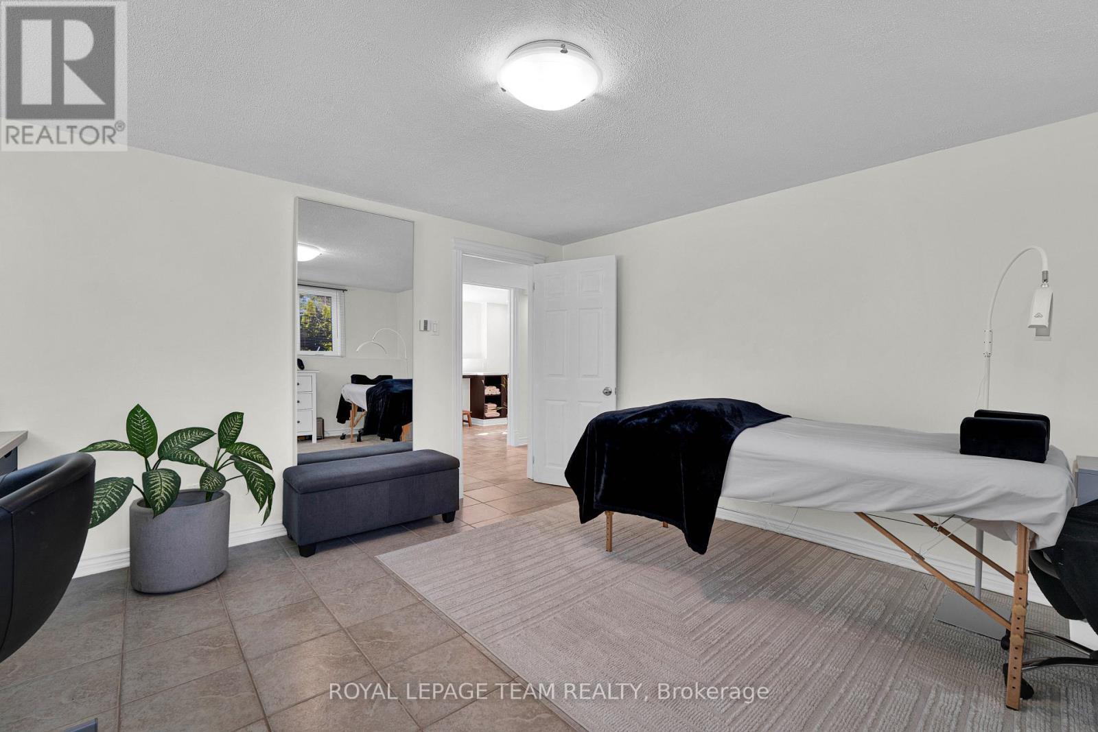 2584 Stagecoach Road, Ottawa, ON - Indoor Photo Showing Bedroom