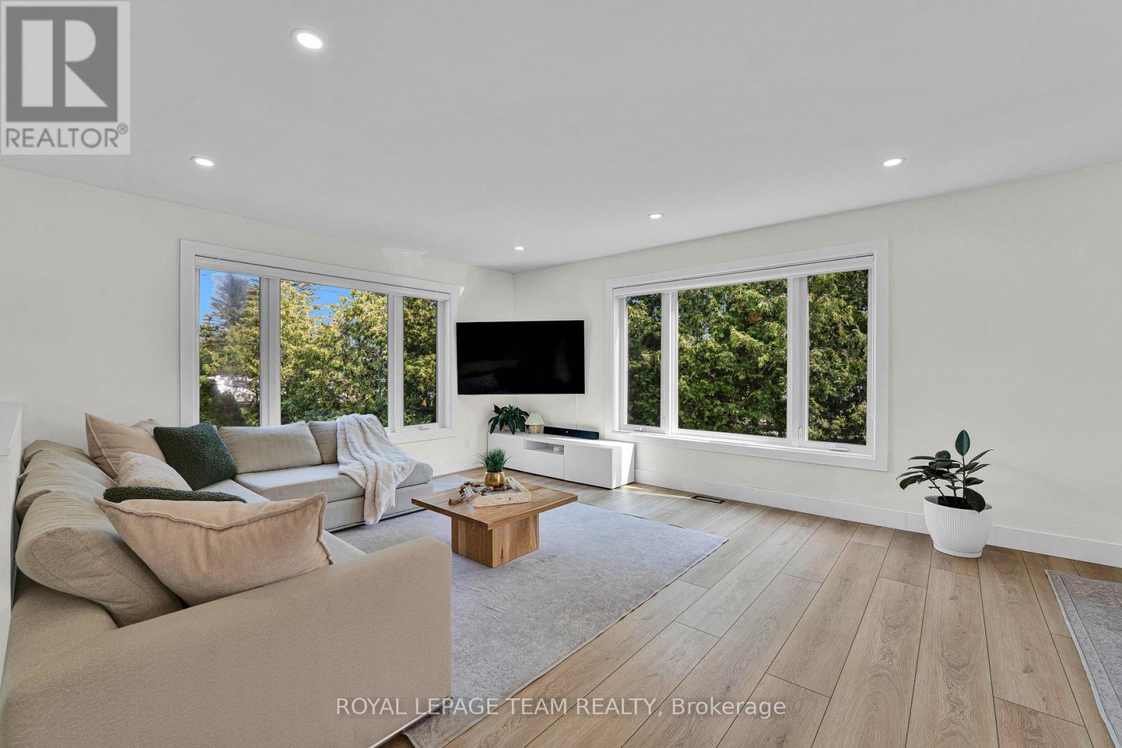 2584 Stagecoach Road, Ottawa, ON - Indoor Photo Showing Living Room