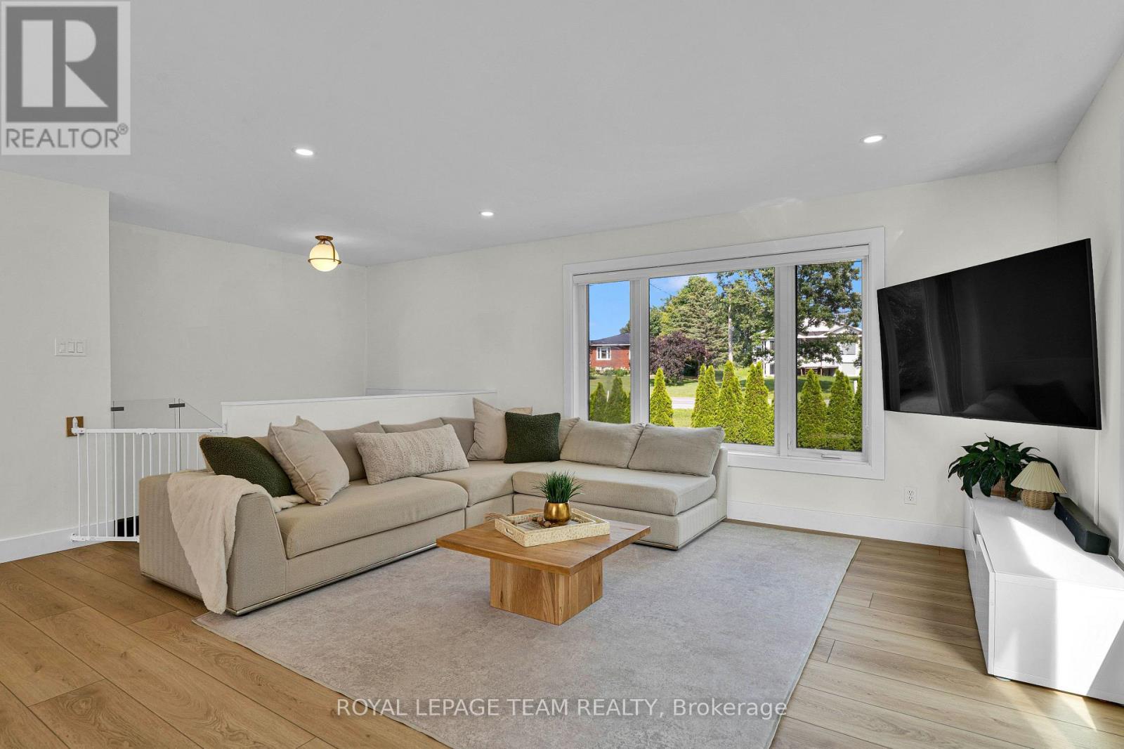 2584 Stagecoach Road, Ottawa, ON - Indoor Photo Showing Living Room