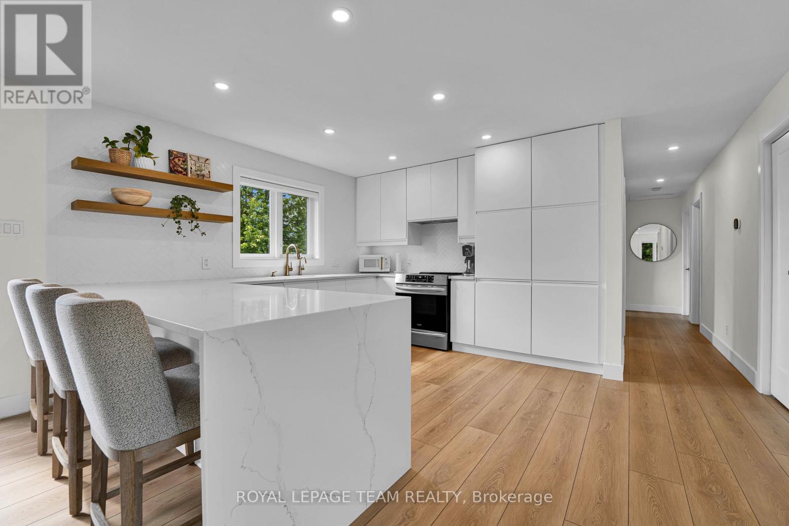 2584 Stagecoach Road, Ottawa, ON - Indoor Photo Showing Kitchen With Upgraded Kitchen