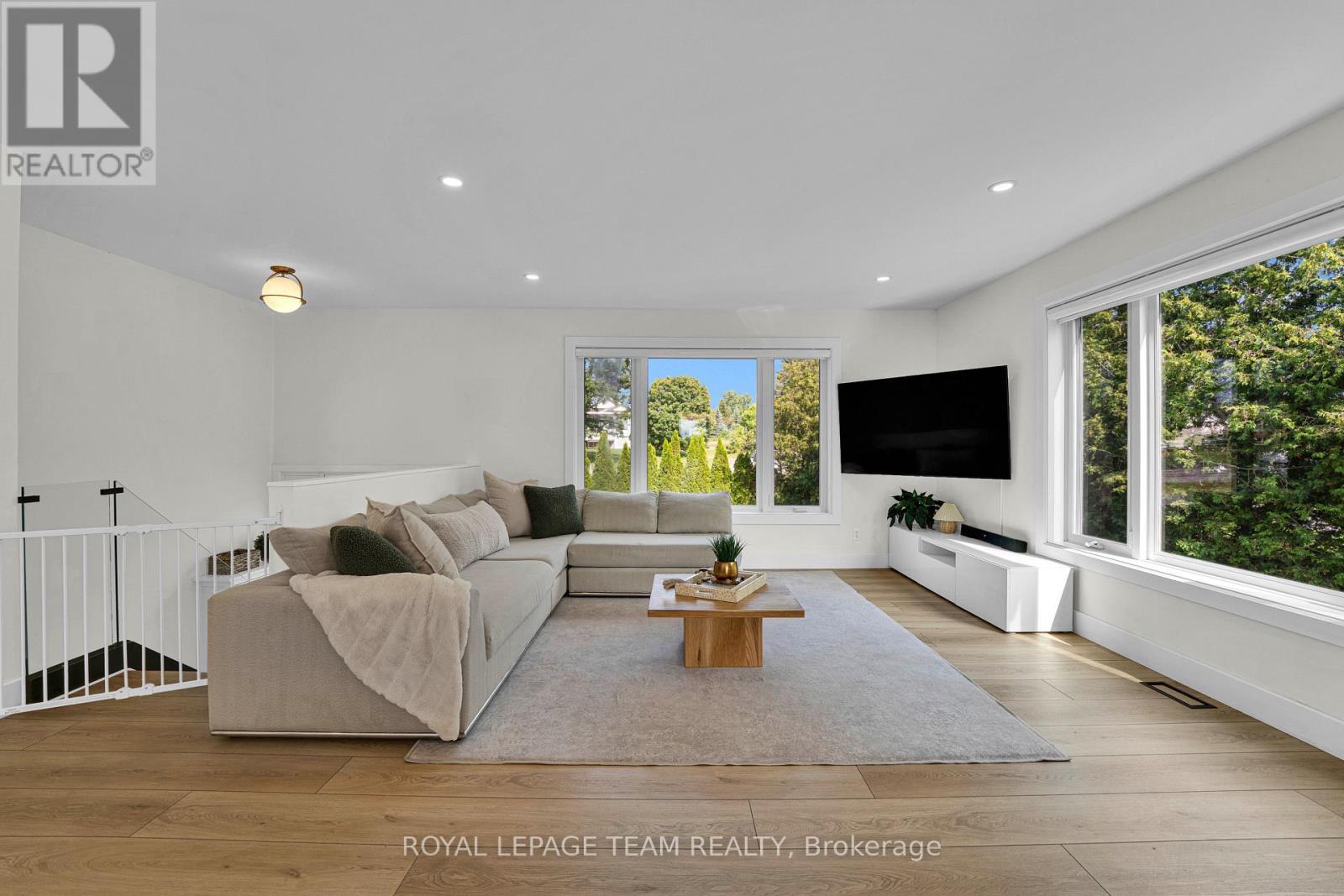 2584 Stagecoach Road, Ottawa, ON - Indoor Photo Showing Living Room