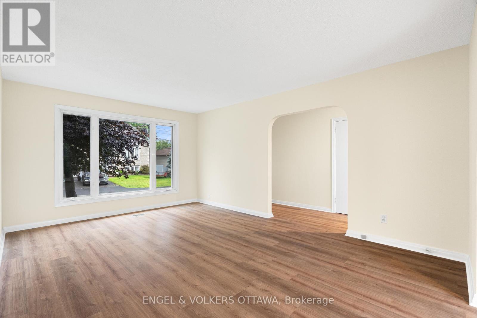 871 Notre Dame Street, Clarence-Rockland, ON - Indoor Photo Showing Living Room