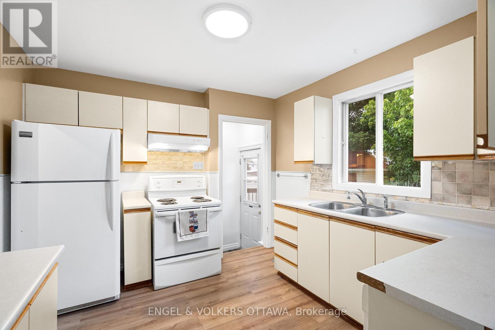 871 Notre Dame Street, Clarence-Rockland, ON - Indoor Photo Showing Kitchen With Double Sink