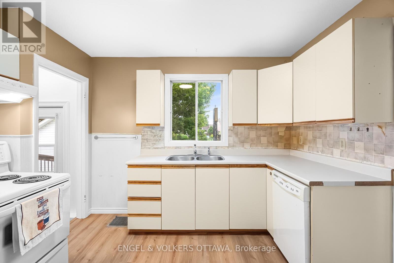 871 Notre Dame Street, Clarence-Rockland, ON - Indoor Photo Showing Kitchen With Double Sink