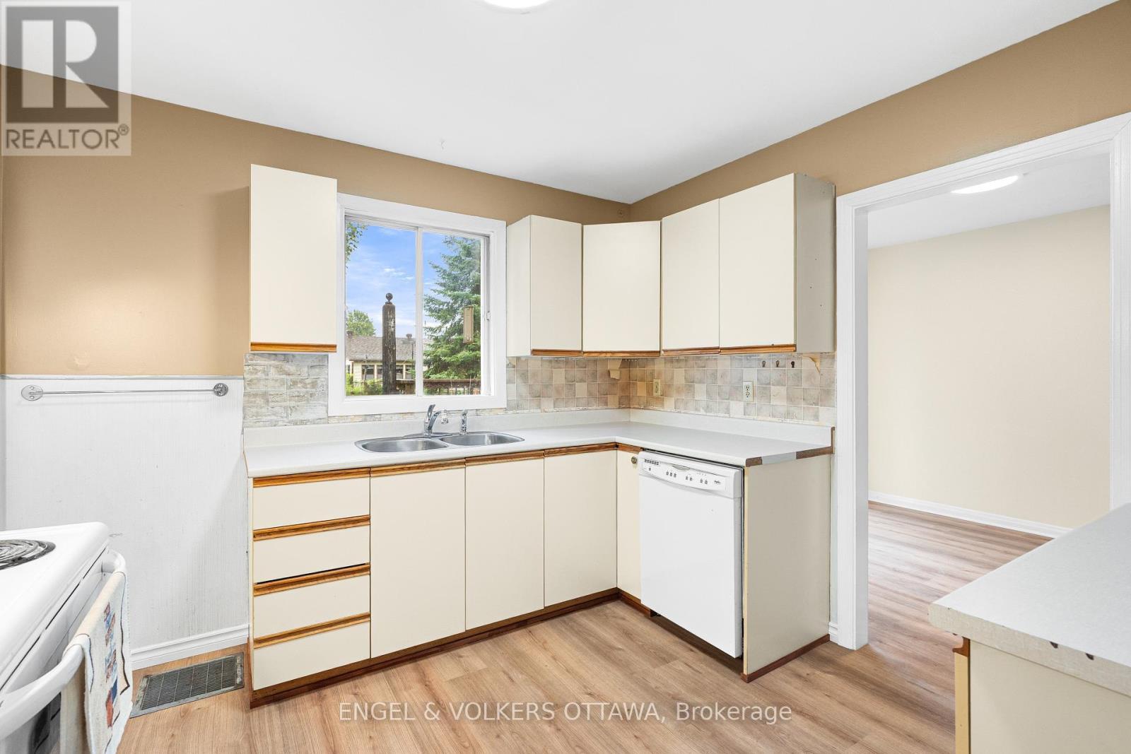 871 Notre Dame Street, Clarence-Rockland, ON - Indoor Photo Showing Kitchen With Double Sink