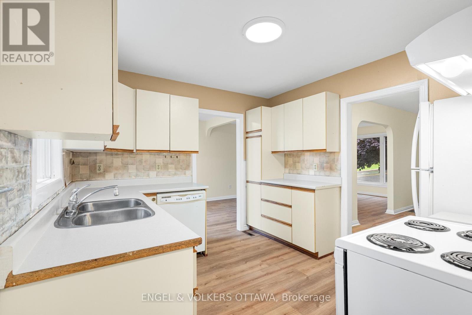 871 Notre Dame Street, Clarence-Rockland, ON - Indoor Photo Showing Kitchen With Double Sink