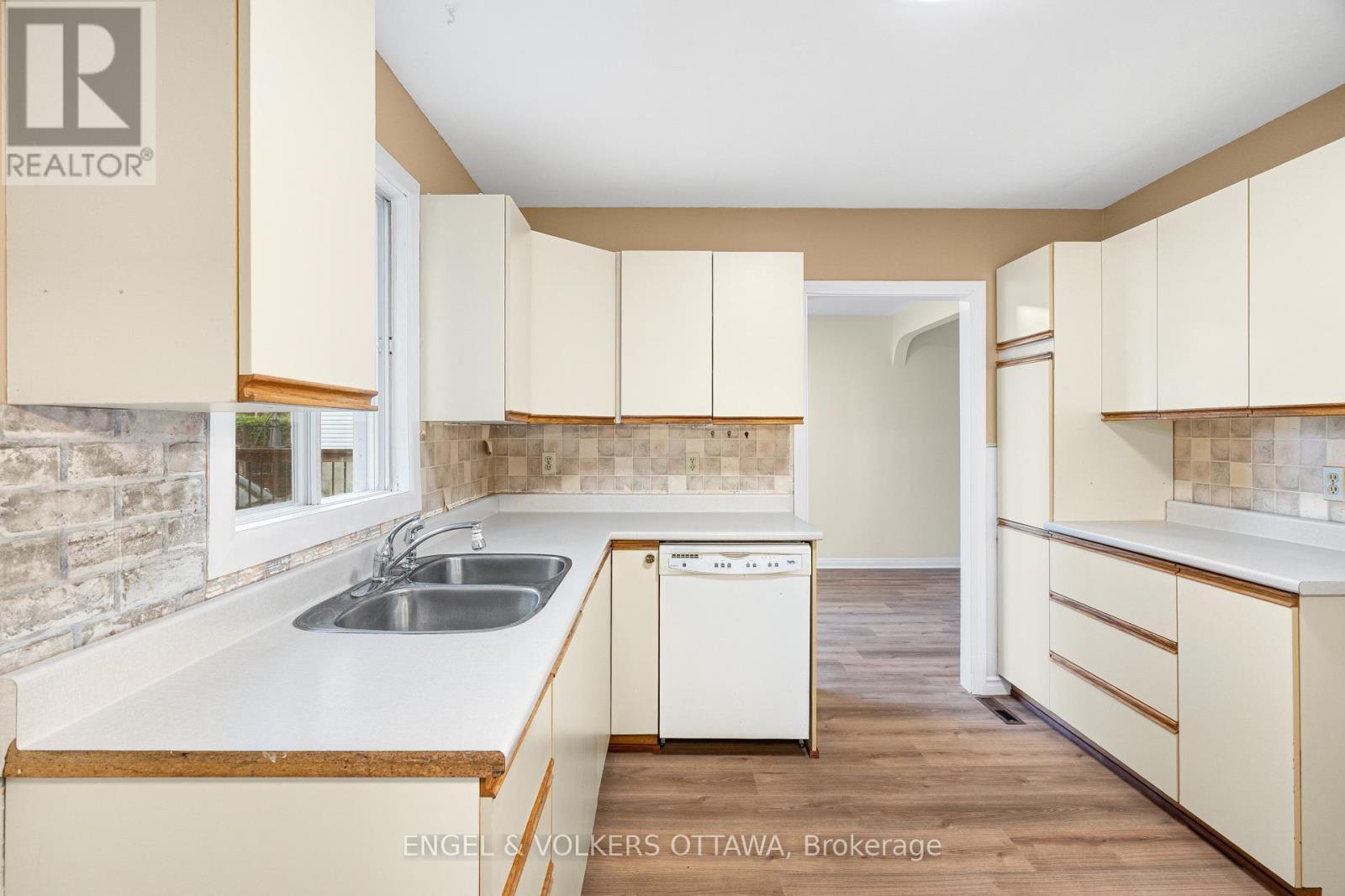 871 Notre Dame Street, Clarence-Rockland, ON - Indoor Photo Showing Kitchen With Double Sink