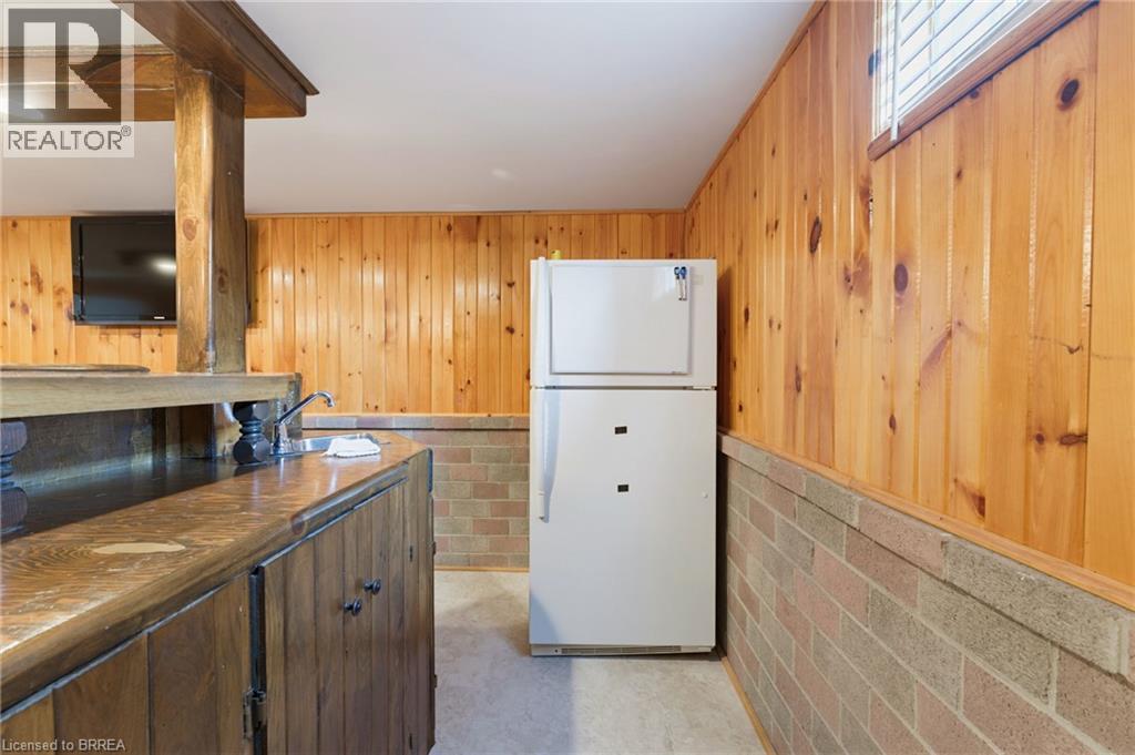 35 Varadi Avenue, Brantford, ON - Indoor Photo Showing Kitchen