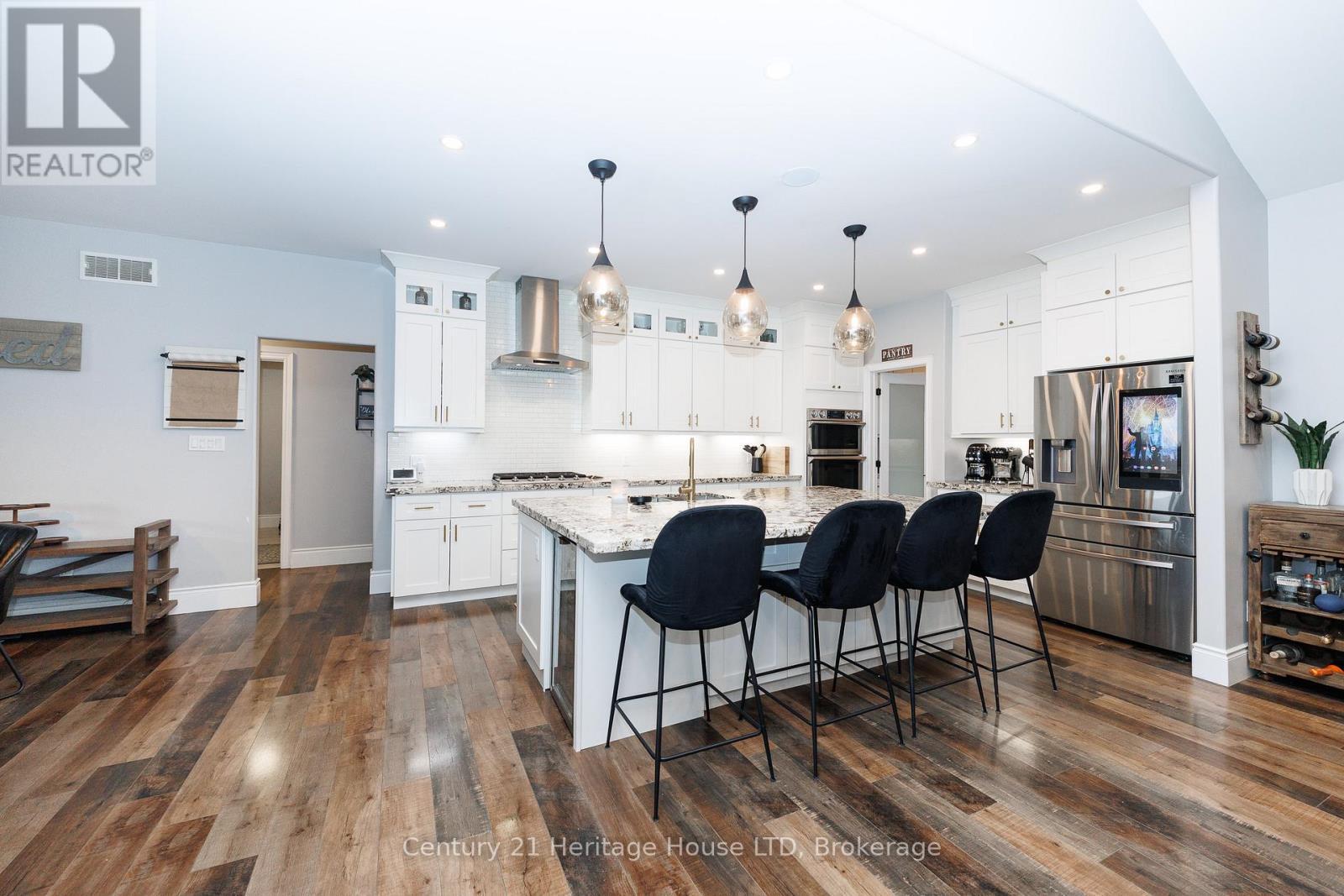 Kitchen - 856 Lorraine Road, Port Colborne (Sherkston), ON - Indoor Photo Showing Kitchen With Upgraded Kitchen
