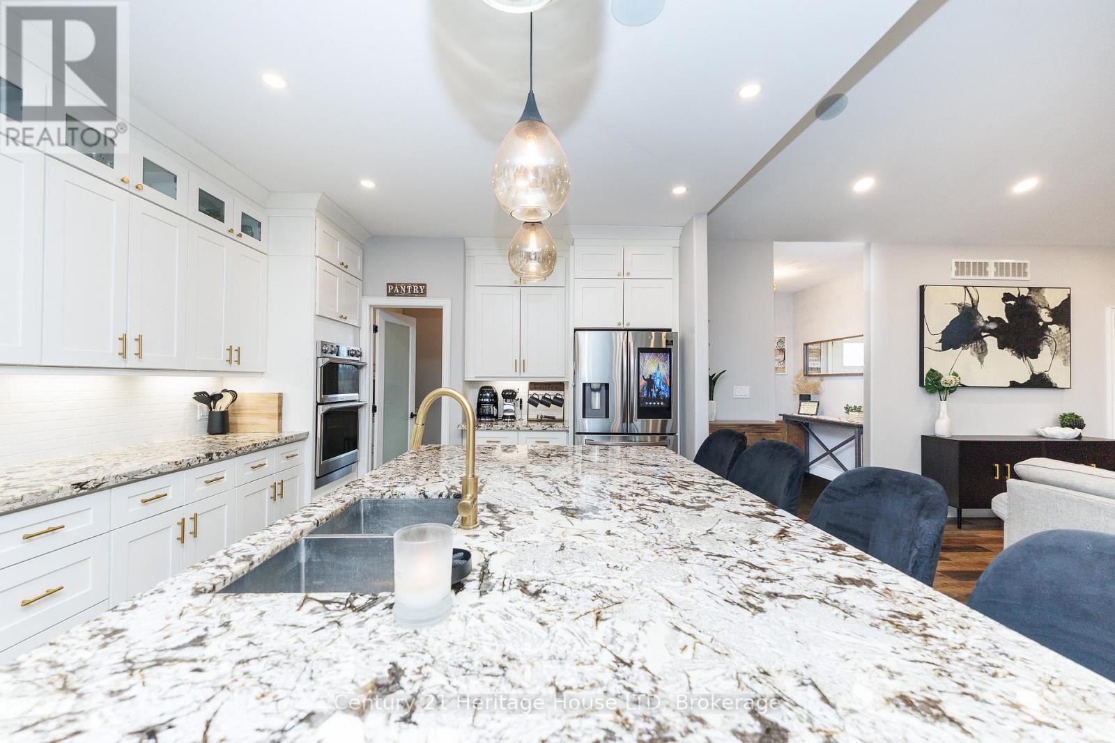 Large Centre Island - 856 Lorraine Road, Port Colborne (Sherkston), ON - Indoor Photo Showing Kitchen With Upgraded Kitchen