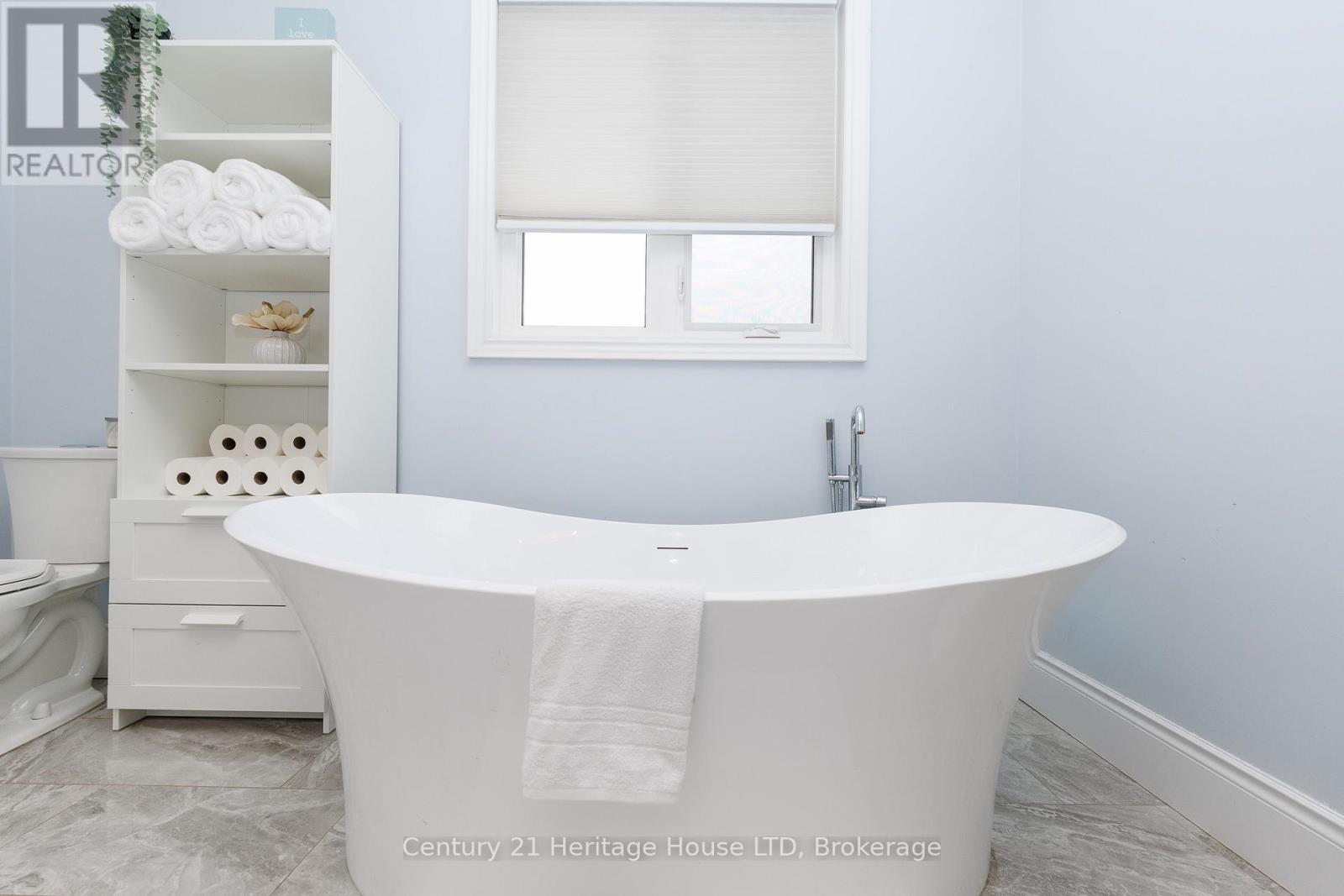Primary 6-Piece Ensuite - 856 Lorraine Road, Port Colborne (Sherkston), ON - Indoor Photo Showing Bathroom