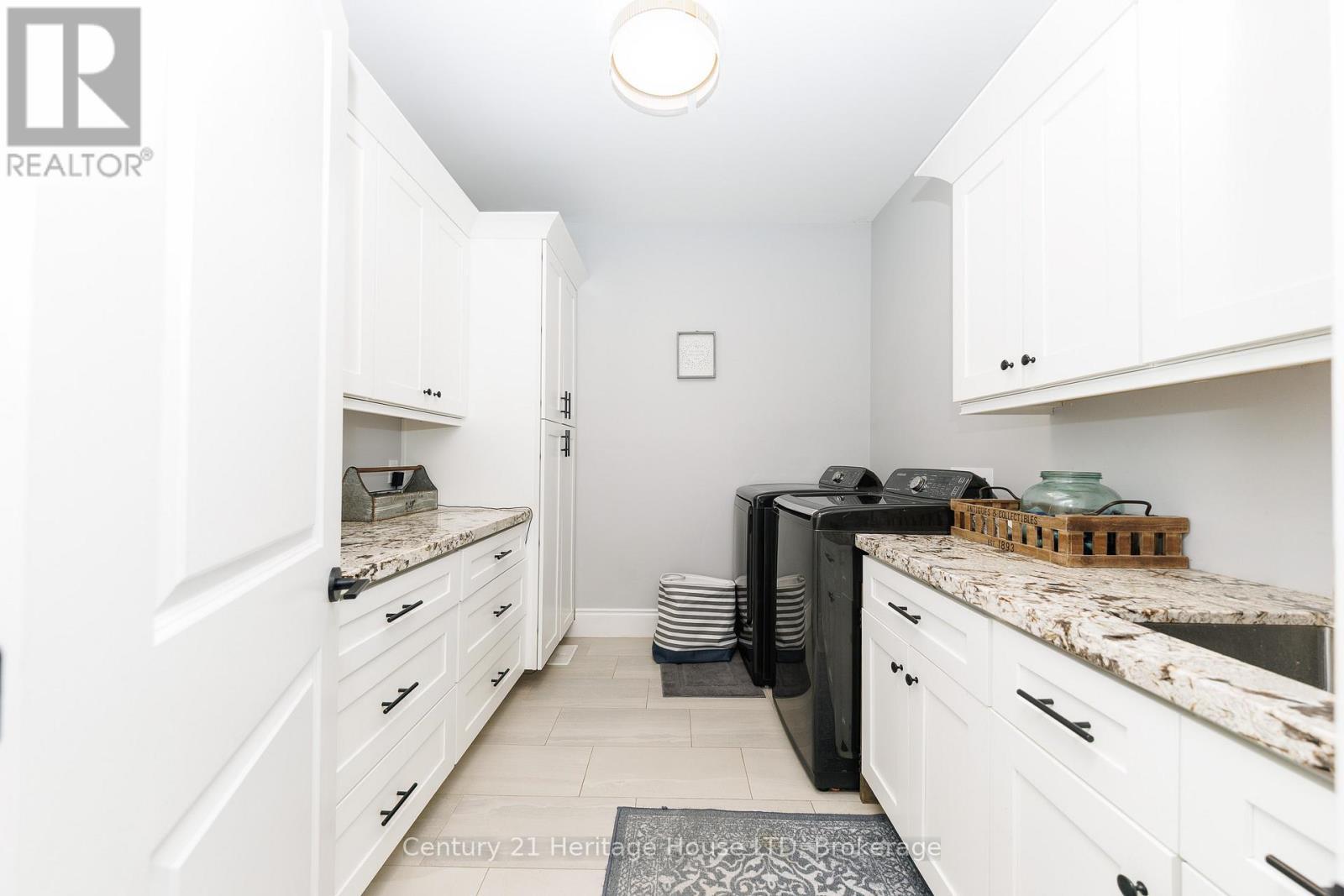 Main Floor Laundry - 856 Lorraine Road, Port Colborne (Sherkston), ON - Indoor Photo Showing Kitchen