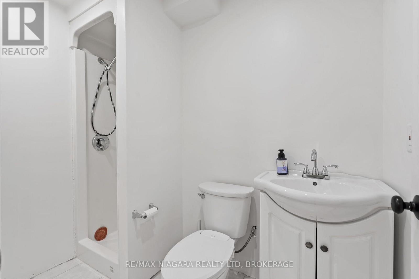 17 Jackson Court W, Welland (N. Welland), ON - Indoor Photo Showing Bathroom